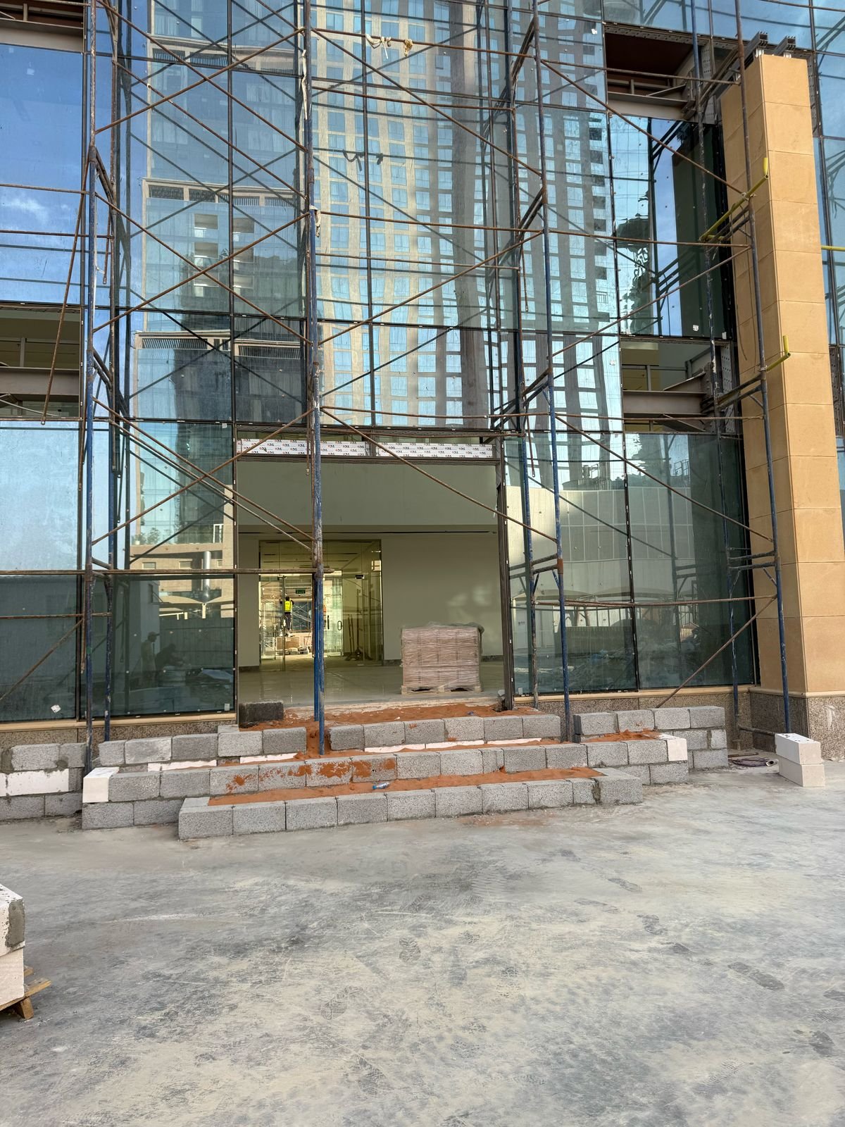 بوابات زجاج أوتوماتيكية كهربائية للمداخل التجارية الرياض